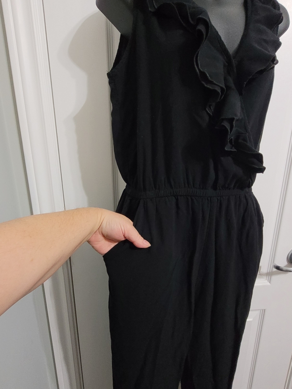 💲2️⃣ Trendsetter Sleeveless Black Ruffle Cross-Over V-Neck Jumpsuit Size Med - Picture 7 of 13